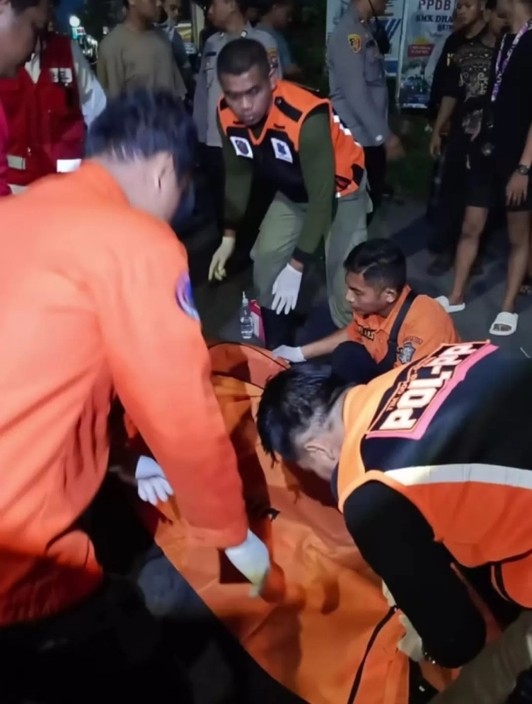 Petugas mengevakuasi mayat korban laka di Jalan Raci Benowo Pakal, Surabaya. (IST)