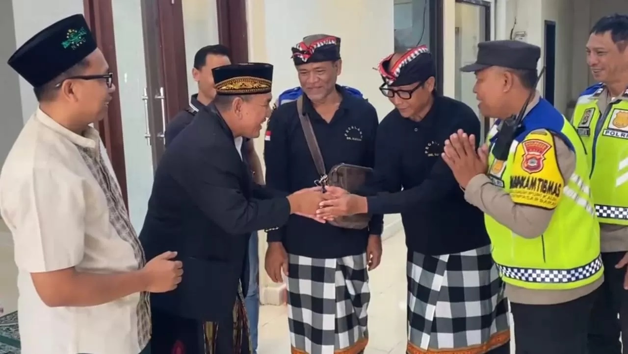 TOLERNASI: H. Gunardi Wahono (depan kiri) Ketua I Pengurus Yayasan Insan Kamil Musholla At Tawwabin Denpasar saat menyambut kedatnagan Pecalang untuk pengamanan salat Id, Senin, 31 Maret 2025