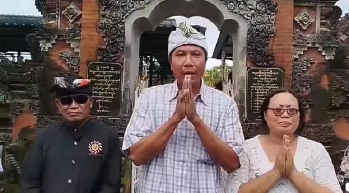 MINTA MAAF: Nengah Sana (tengah) warga Gang Kokokan Batuyang Gianyar didampingi Ketua Pecalang (kiri). (SUMBER RADAR BALI)