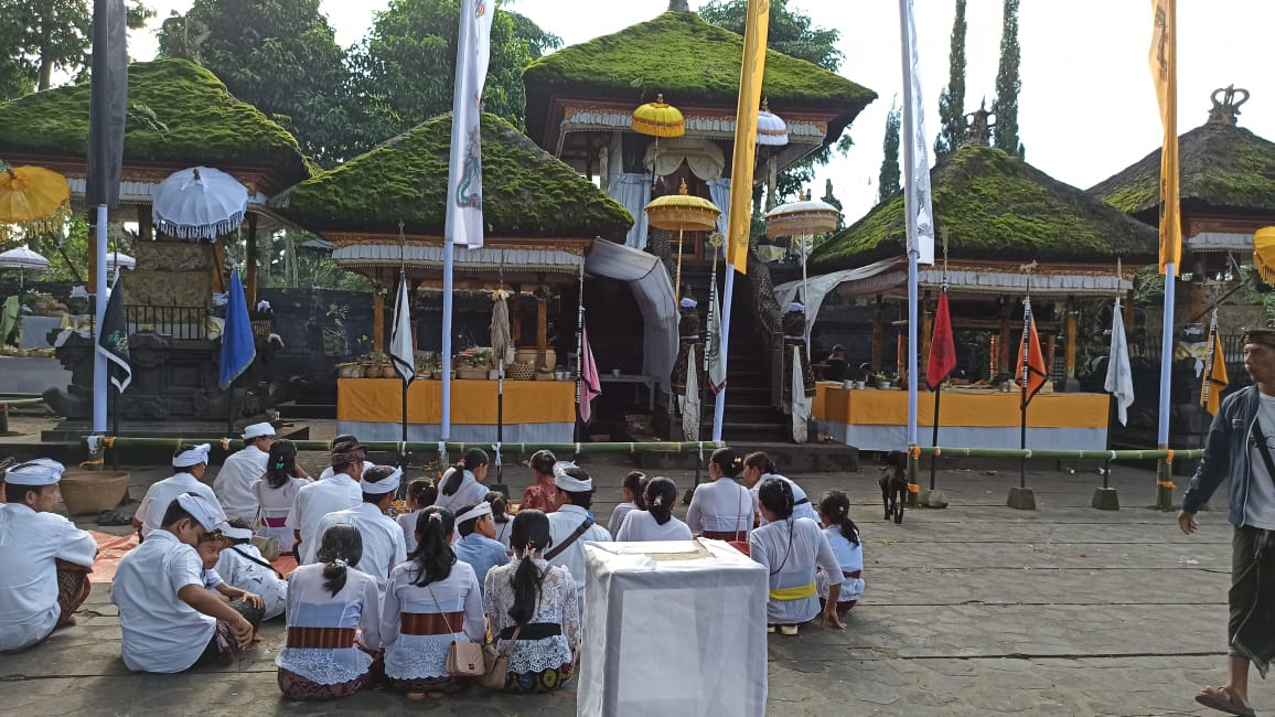 Persembahyangan di Pura Dalem Puri Besakih