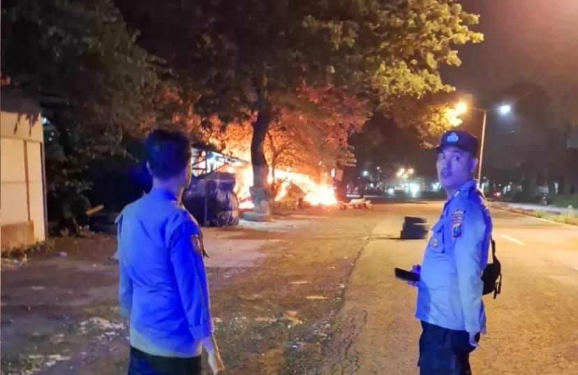 MEMBARA: Anggota kepolisisn dan damkar tiba di lokasi warung dan tempat usaha (Humas Polres Pasuruan Kota for Jawa Pos Radar Bromo)