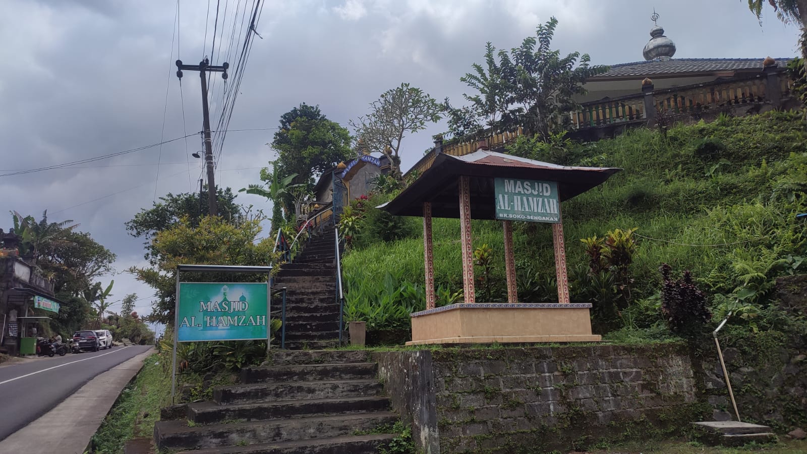 Masjid Al-Hamzah yang berlokasi di Banjar Soka Kanginan, Desa Senganan, Kecamatan Penebel, Tabanan menjadi saksi perjalanan kerukunan dan toleransi Umat Islam dan Hindu di Kabupaten Tabanan