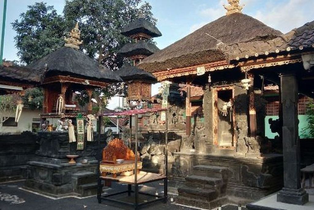 Pura Gunung Agung, yang terletak di Desa Adat Tuka, Dalung, Kecamatan Kuta Utara, menjadi tempat bagi para pedagang untuk memohon taksu (aura keberuntungan).