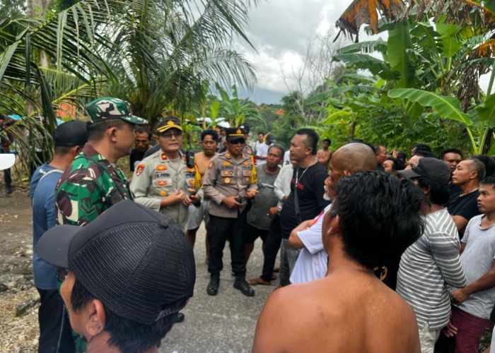 MEMUNCAK : Kisruh di Banjar Sental Kangin memuncak saat Ngembak Geni.