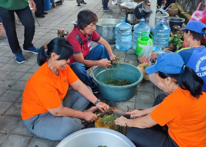 BANTUAN : PMI Klungkung membuka dapur umum di UPT SKB Banjarangkan.