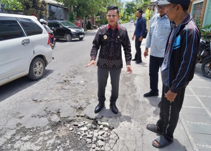 TINJAU : Bupati Klungkung I Made Satria turun langsung meninjau kondisi jalan rusak di Nusa Penida, khususnya di jalur Sebunibus hingga Bunga Mekar, Selasa (1/4/2025).