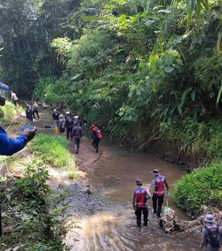 Proses pencarian Pekak Sudirga di hari kelima dilakukan dengan menelusuri aliran sungai air terjun Grubugan.