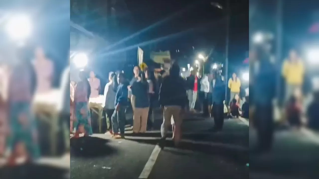 RAMAI: Suasana ngembak geni di Desa Banyuatis, Kecamatan Banjar, Buleleng. (Repro: Facebook/Gun Bentet Indrayana)