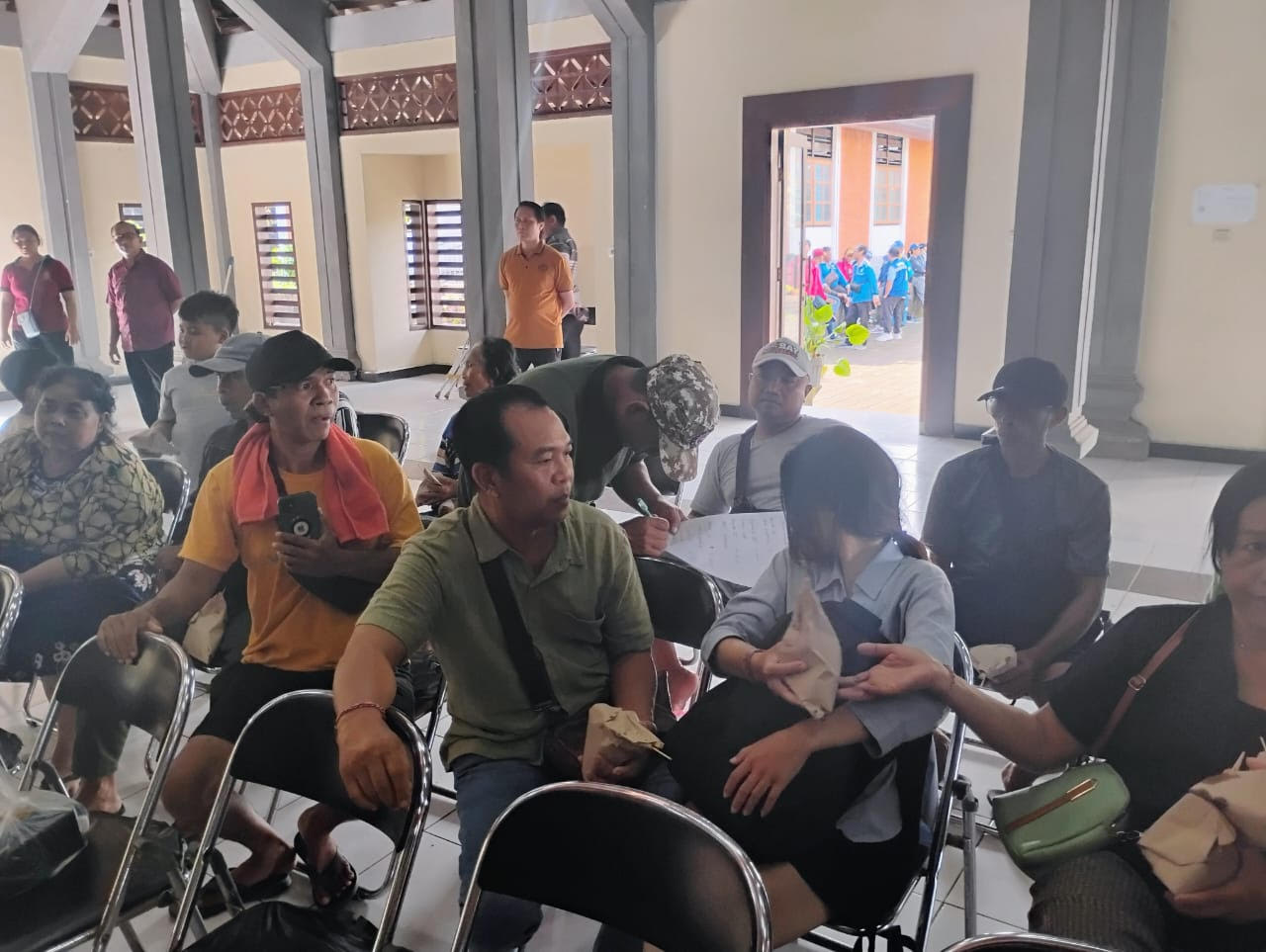 EVAKUASI : Evakuasi warga Banjar Sental Kangin, Nusa Penida, Klungkung, yang dikenakan sanksi Kasepekang ke SKB Banjarangkan, Senin (31/3/2025).