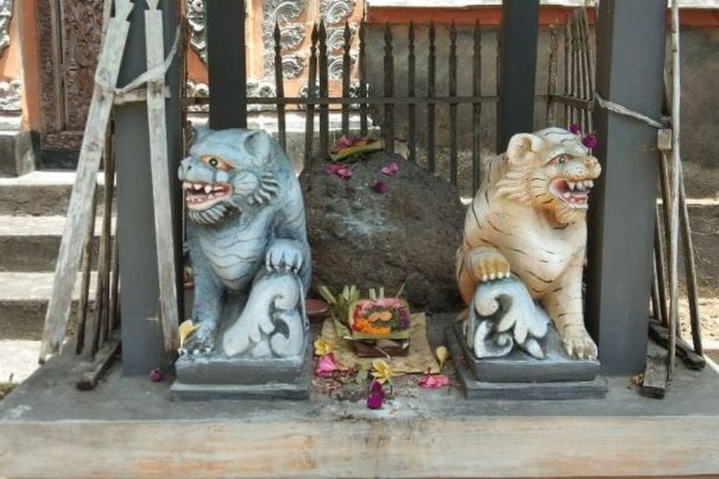 Pura Dalem Petiles, bukan sekadar tempat pemujaan biasa bagi umat Hindu Bali, tetapi juga saksi bisu jejak meditasi seorang Panembahan dan tempat bersemayamnya penjaga macan gaib.