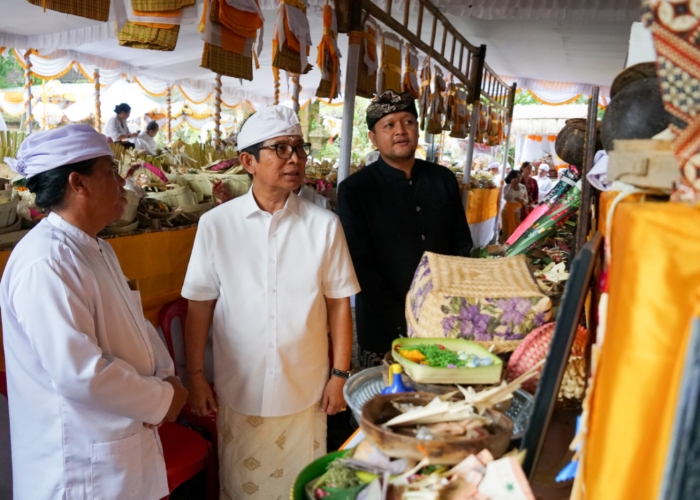 NGUPASAKSI: Bupati Adi Arnawa bersama Wabup Bagus Alit Sucipta saat hadir sekaligus ngupasaksi Karya Atma Wedana krama Br. Sayan Agung, Desa Bongkasa di Puri Agung Banyuning, Bongkasa, Rabu (2/4).