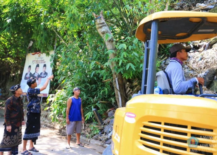 Bupati Klungkung I Made Satria bersama Wakil Bupati Tjokorda Gde Surya Putra meninjau langsung proses pembersihan material longsor di perbatasan Klungkung-Gianyar, Rabu (2/4/2025).