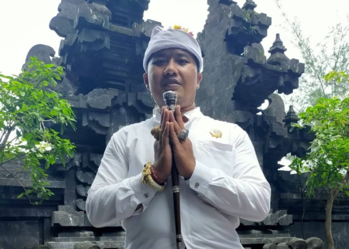 Jro Mangku I Wayan Gede Puja Astawa.