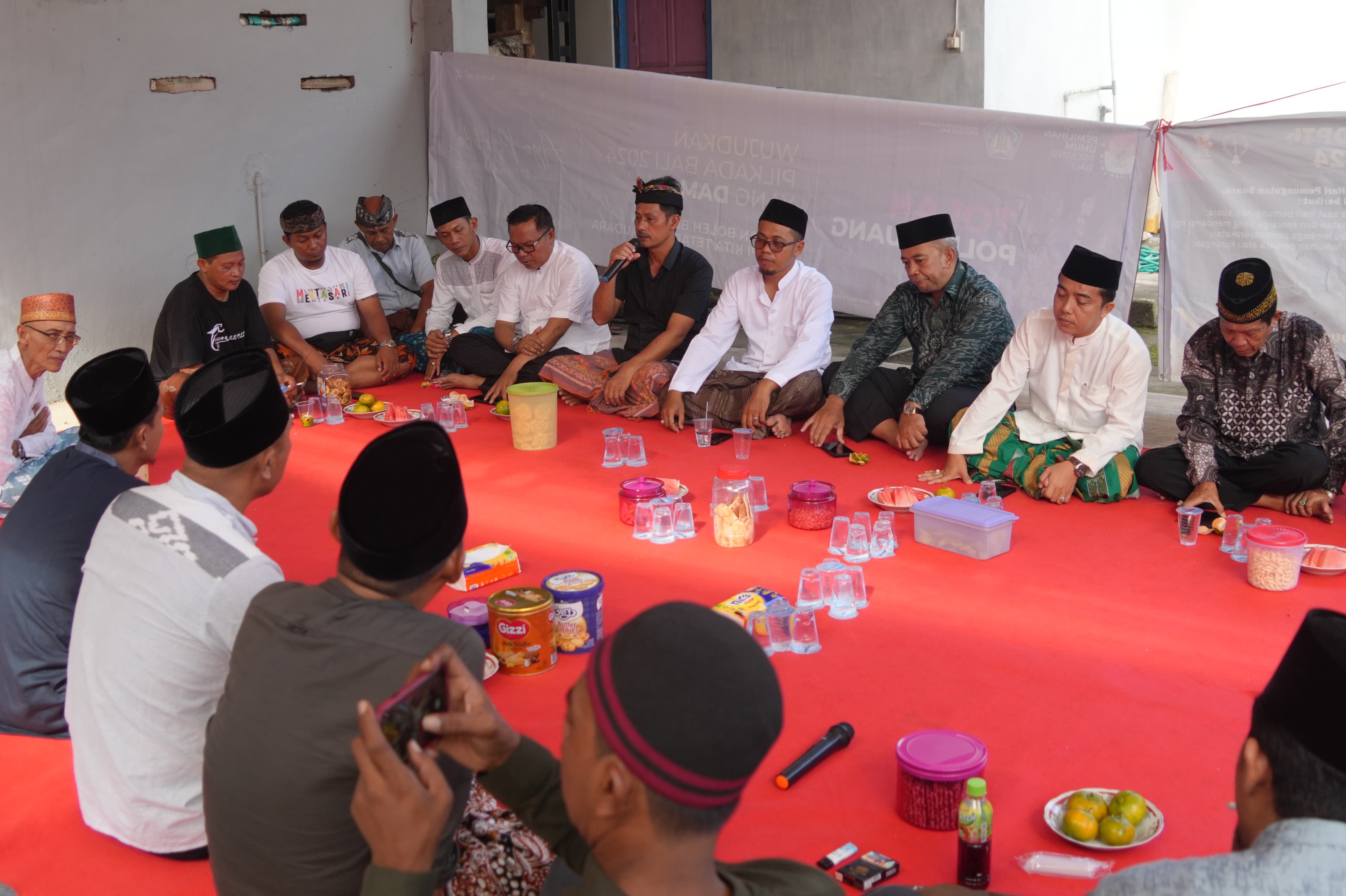 Tokoh agama dan tokoh masyarakat Loloan melaksanakan silaturahmi dalam momentum halal bi halal Hari Raya Idulfitri di rumah Lurah Loloan Timur, Selasa (1/4/2025).
