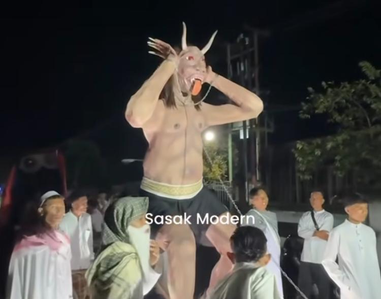 Miniatur Ogoh-Ogoh Bertema Setan Terbelenggu Menjadi Sorotan di Pawai Takbiran Lombok