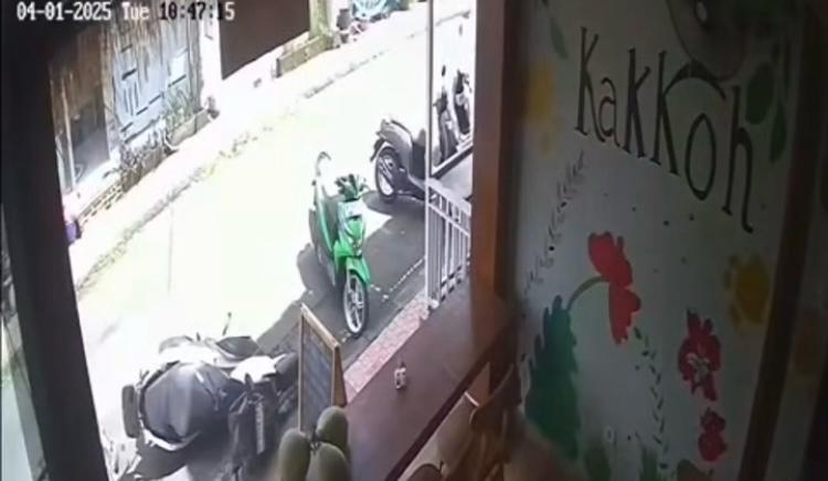 Terekam kamera CCTV sebuah mobil tabrak motor parkir di Ubud