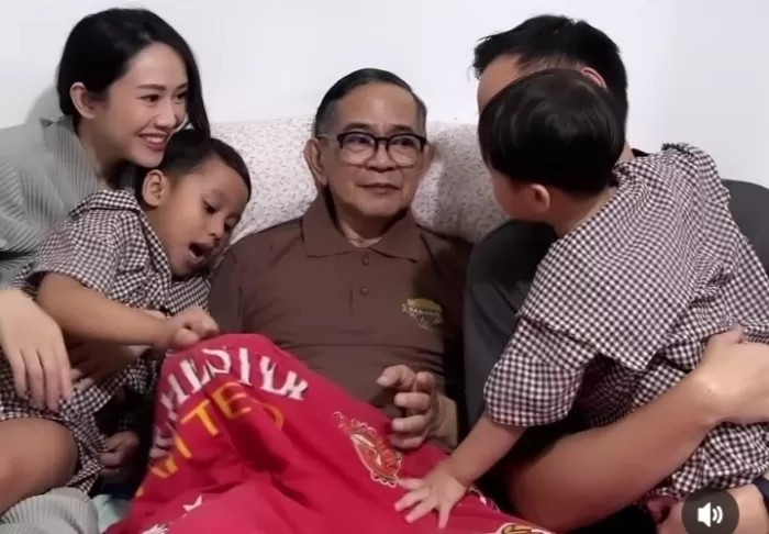 Ray Sahetapy semasa hidup saat bersama anak dan cucu.