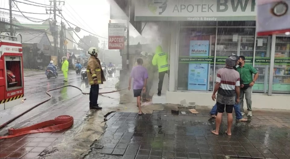 TOKO OBAT: Petugas pemadam menjinakkan api yang berkobar dan berupaya memadamkan api, Senin, 31 Maret 2025 (apotek/radarbali.jawapos.com)