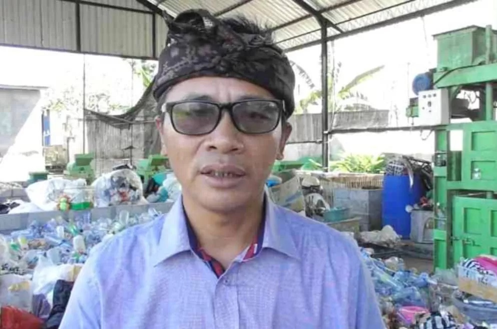 TOLAK: Perbekel Temesi Ketut Branayoga menyebut masyarakat tidak sepakat rencana pemindahan TPA Suwung ke Temesi. (SUMBER RADAR BALI)