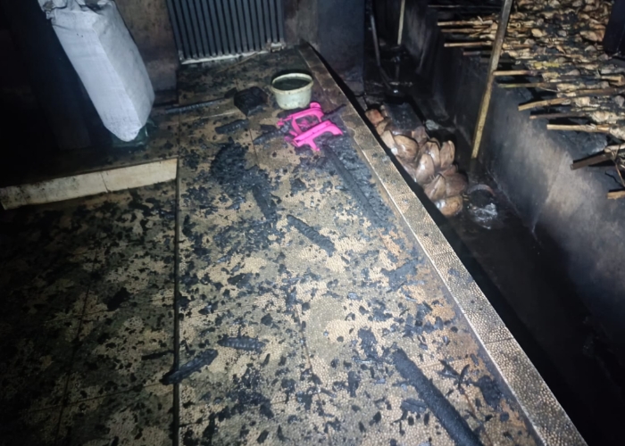 HANGUS : Bangunan tempat pemanggangan ayam di Jl. Sakura I, Lingkungan Kemoning Klod, Kelurahan Semarapura Klod, Kecamatan Klungkung, mengalami kebakaran pada Rabu (2/4/2025).