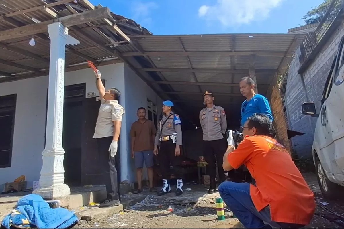 Balon udara yang diterbangkan oleh warga Trenggalek meledak di Tulungagung, Rabu (2/4/2025).