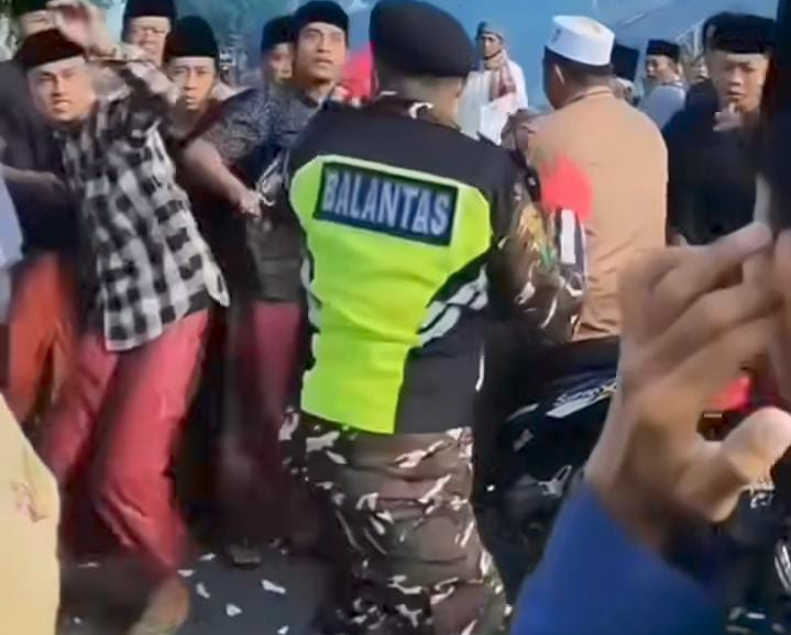 Anggota Banser Hampir Diamuk Warga Usai Menendang Petasan