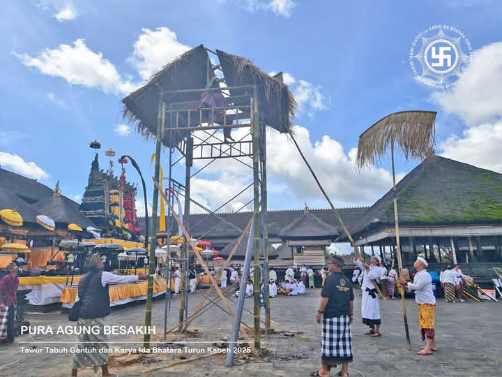 Pemasangan Pangiyasan di Pura Agung Besakih