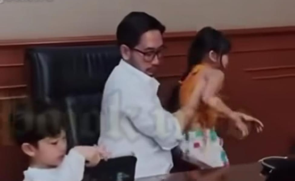 Bupati Jeje Govinda menuai beragam reaksi saat ajak anak ke kantor di jam kerja