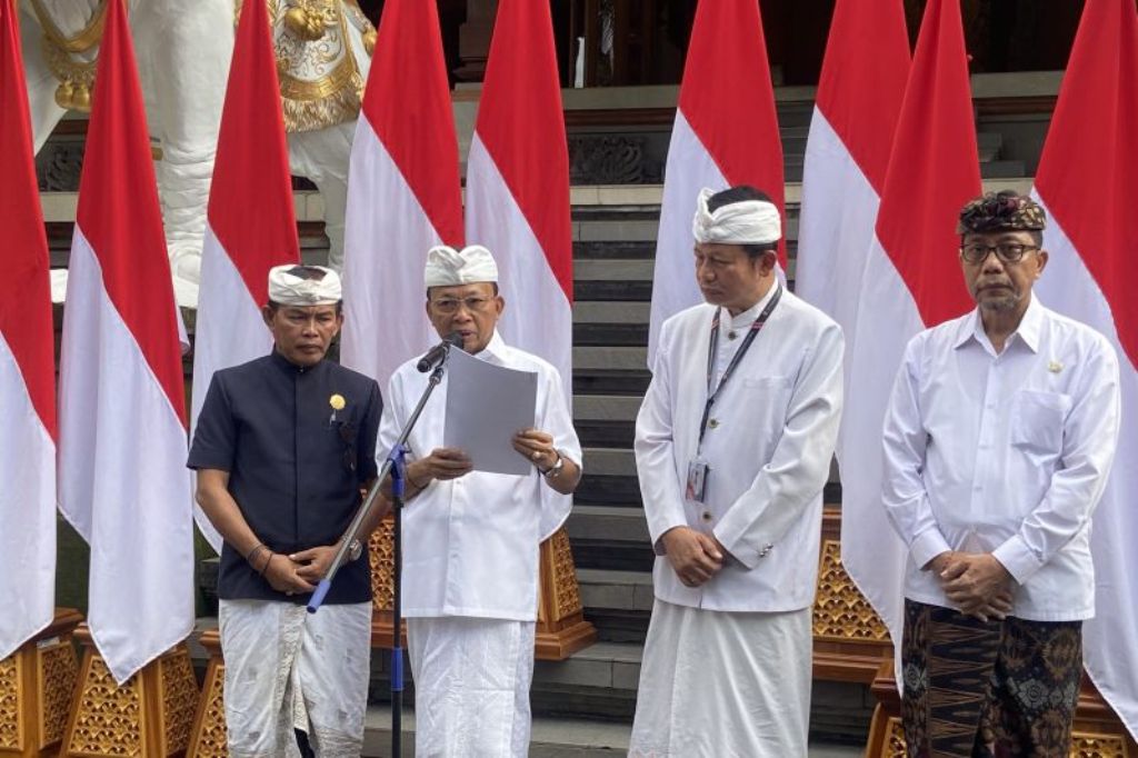 Gubernur Bali Wayan Koster (dua dari kiri) merespons pelanggaran warga Loloan Jembrana saat Hari Suci Nyepi, Denpasar, Rabu (2/4/2025). (ANTARA/Ni Putu Putri Muliantari)