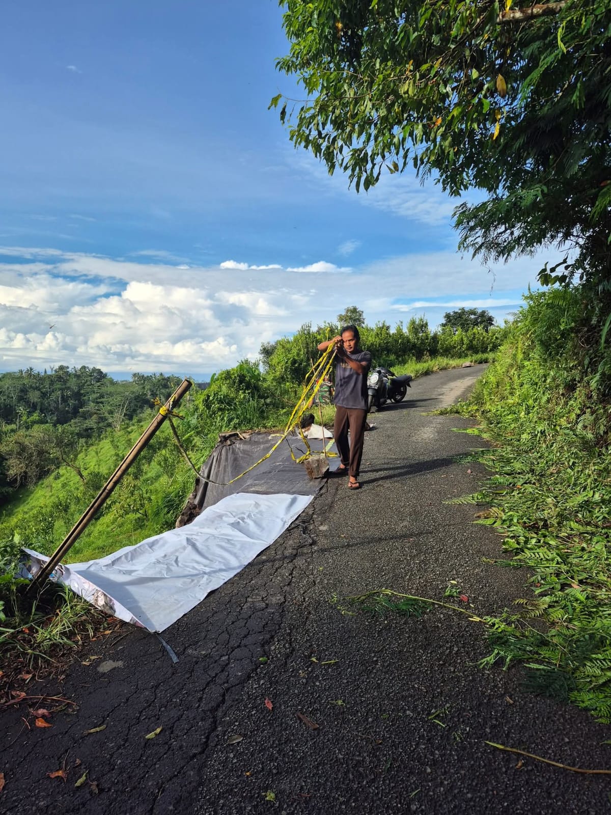 Bahu jalan di jalur Banjar Seribatu dan Banjar Malet Gusti, Desa Penglumbaran, Kecamatan Susut, Kabupaten Bangli, jebol, Senin (31/3/2025).