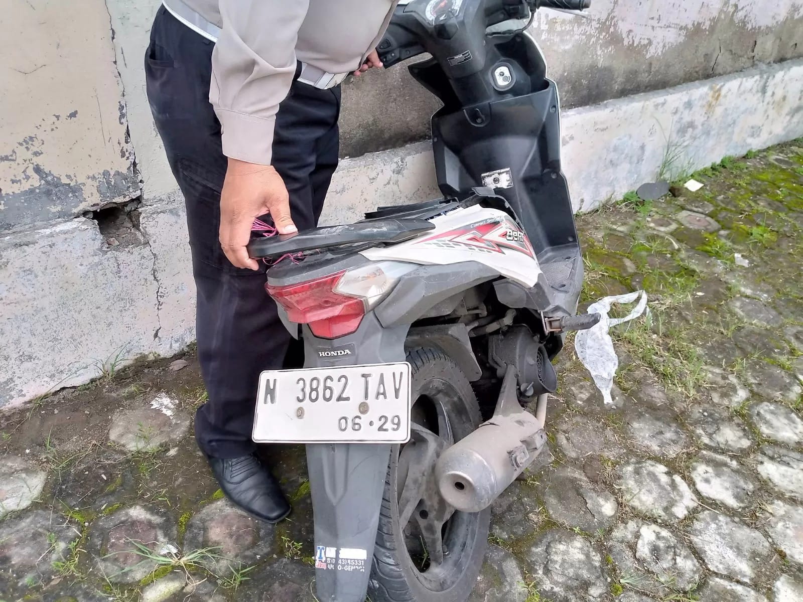 Petugas mengamankan motor sekeluarga yang terlibat lakalantas di Mojoagung Jombang, Rabu (2/4/2025).
