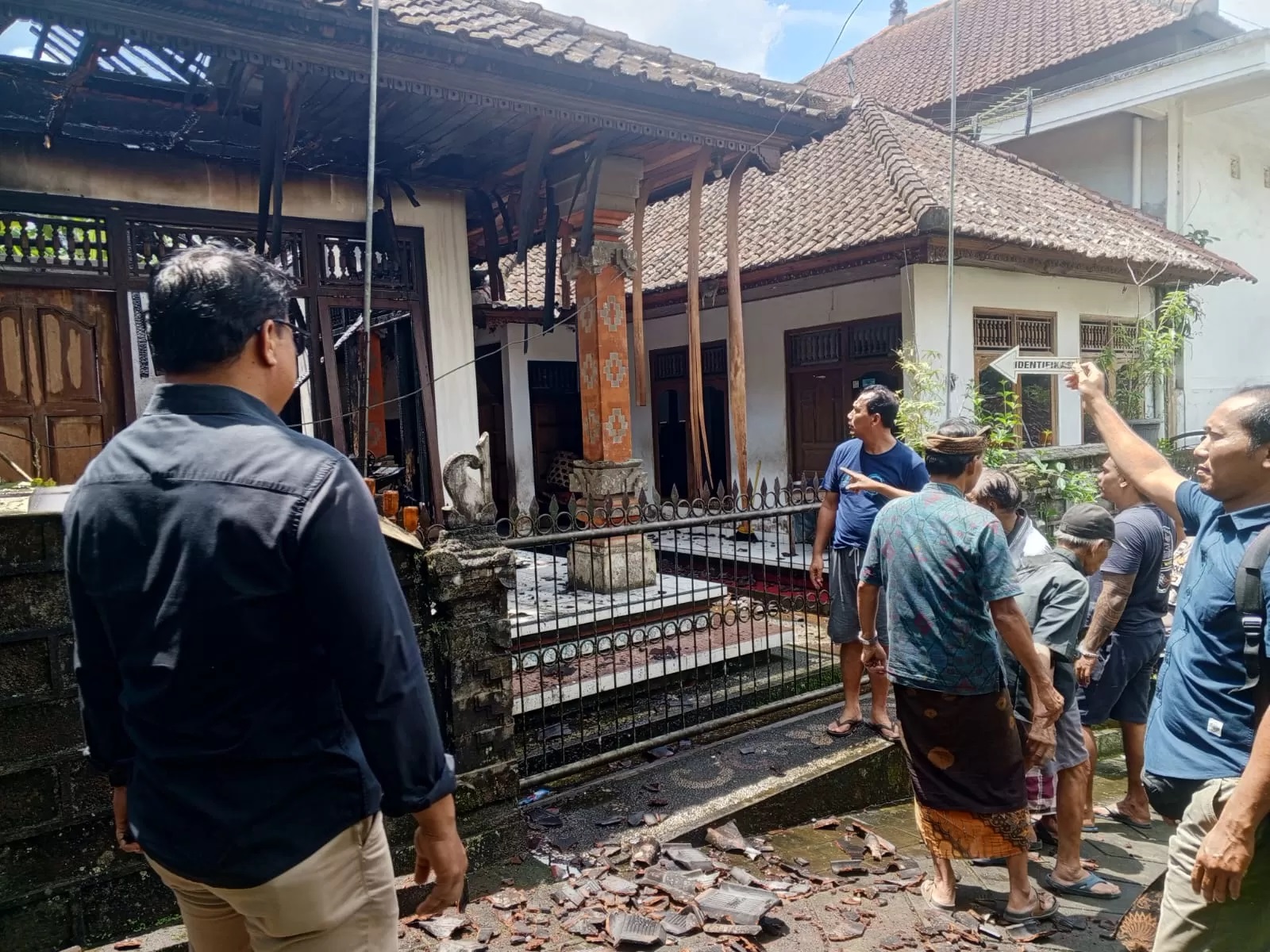 OLAH TKP: Petugas memeriksa rumah lansia yang hangus terbakar di Semaon, Payangan, pada Kamis (3/4/2025). (SUMBER RADAR BALI)