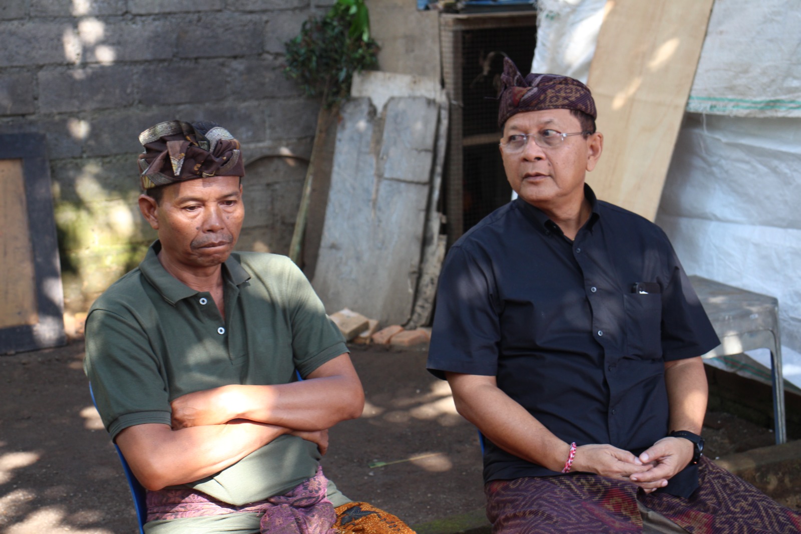 Made Wandika (kiri) Ayah mendiang Kadek Melly Mudiani yang meninggal akibat kecelakaan di AS, saat menerima kunjungan Bupati Buleleng dr. Nyoman Sutjidra untuk mengucapkan belasungkawa