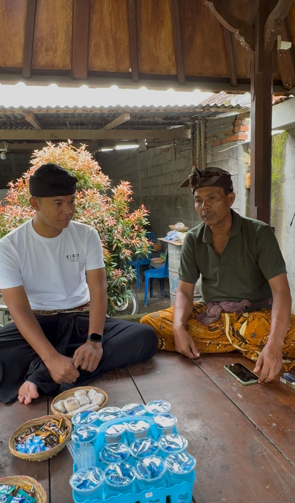 Yayasan Sepuluh Ribu Mimpi, Ary Ulangun saat menemui Ketut Wandika ayah Kadek Melly di Desa Bontihing, Kecamatan Kubutambahan