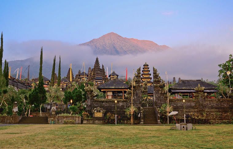 Puncak Karya Ida Bhatara Turun Kabeh di Pura Besakih