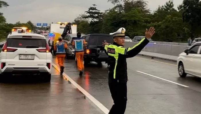 Polisi berada di lokasi kecelakaan beruntun di Tol Ngawi-Sragen