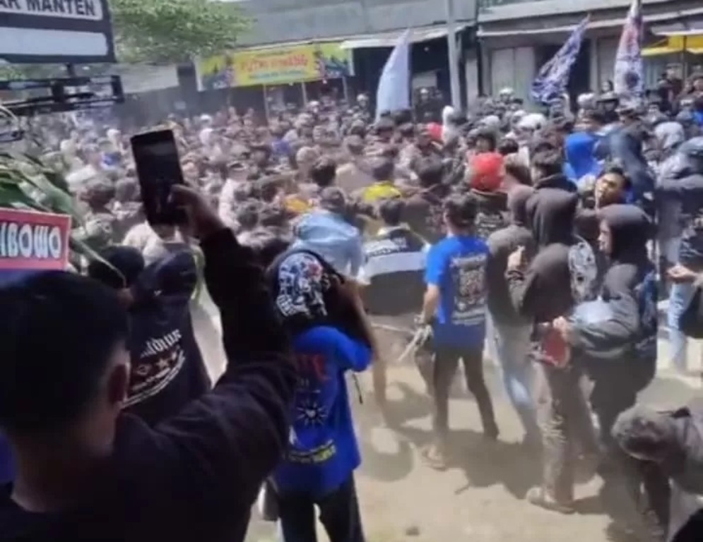 Puluhan Masa Perguruan Silat Geruduk Polsek Pace, Ada Apa? (Foto: Karen Wibi/JPRK)
