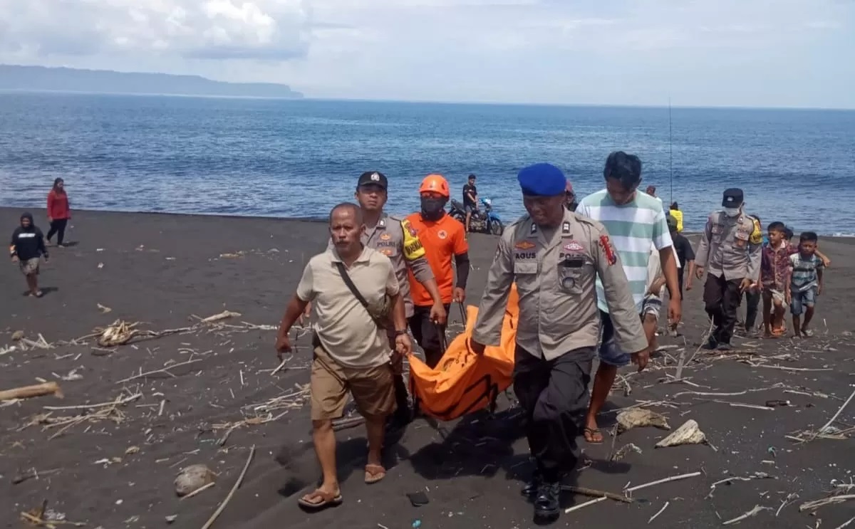EVAKUASI: AIPTU Agus Rianto KBO Satpol Air Polres Jember bersama warga saat mengevakuasi jasad perempuan yang ditemukan di pantai Nyamplung Kobong, Desa Kepanjen, Kecamatan Gumukmas
