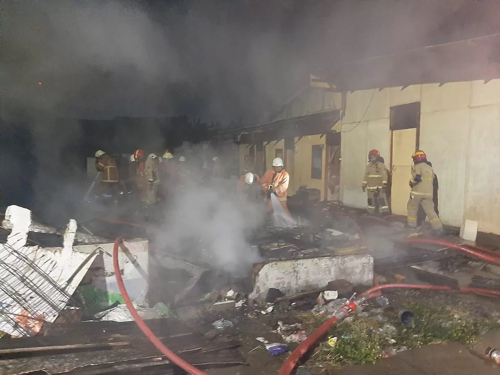 10 kamar kos di Jalan Tubanan Lama I/61 Surabaya ludes terbakar Kamis dini hari (3/4). (IST)