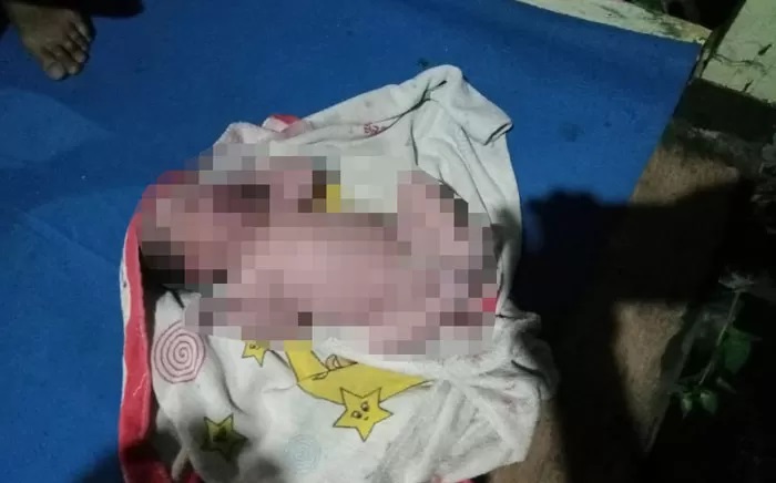Bayi perempuan yang ditemukan di teras rumah warga mendapat perawatan di Puskesmas Pelangiran