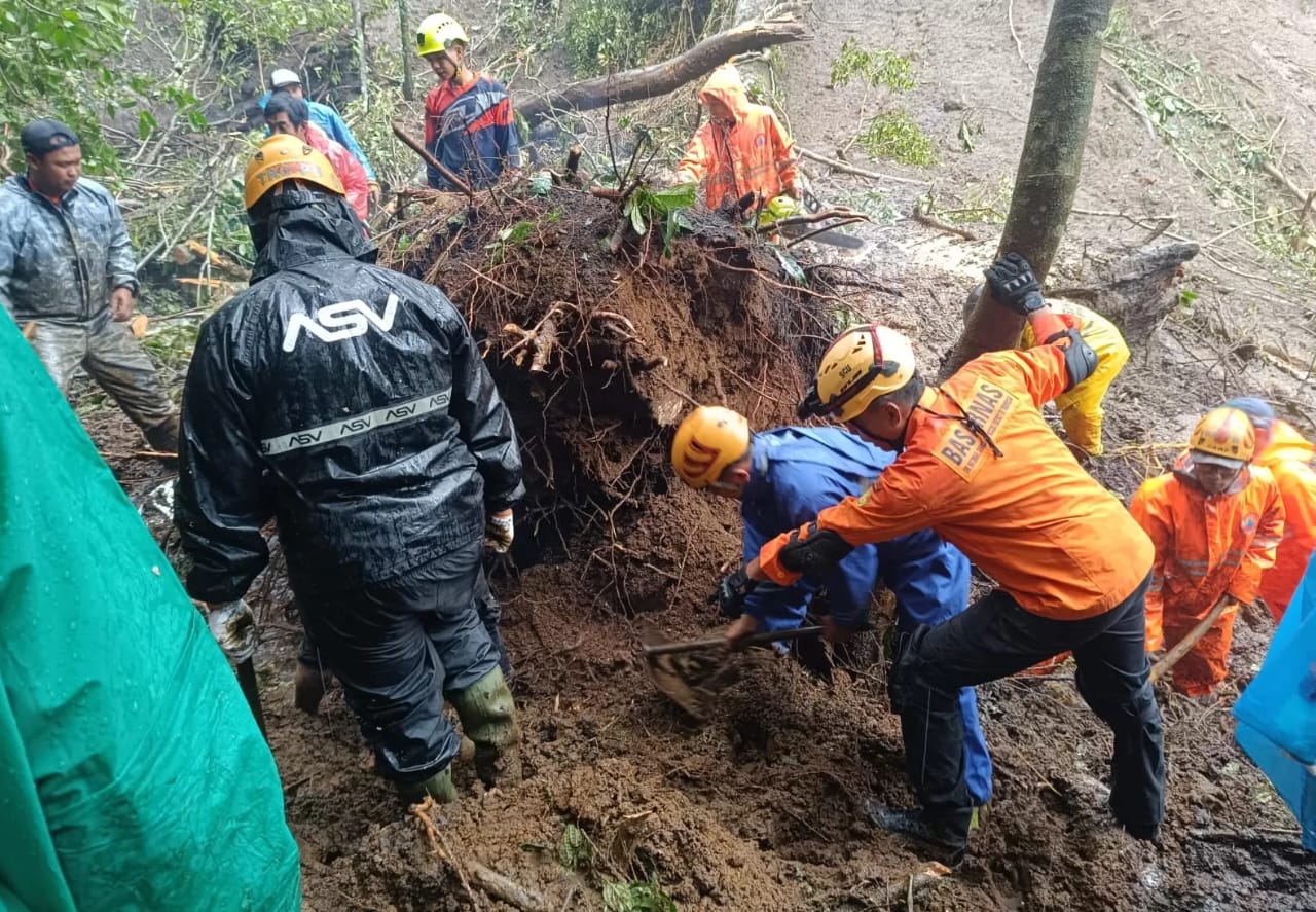 TRAGIS : Proses pencarian korban longsor di Pacet, Mojokerto, salah satu korban warga Desa Kloposepuluh, Sukodono, Sidoarjo. (IST/RADAR SIDOARJO)