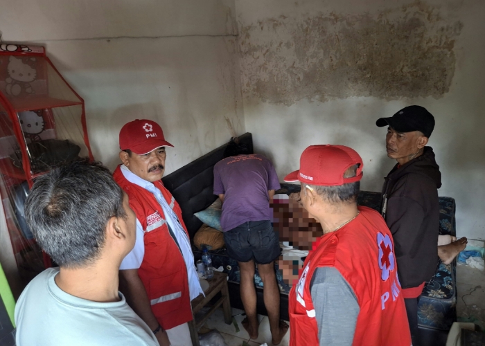 SOSIAL : Ketua PMI Klungkung, I Made Kasta, turun langsung dalam penyaluran bantuan sosial kepada seorang penyandang disabilitas di Banjar Bucu, Kelurahan Semarapura Tengah, Kecamatan Klungkung.