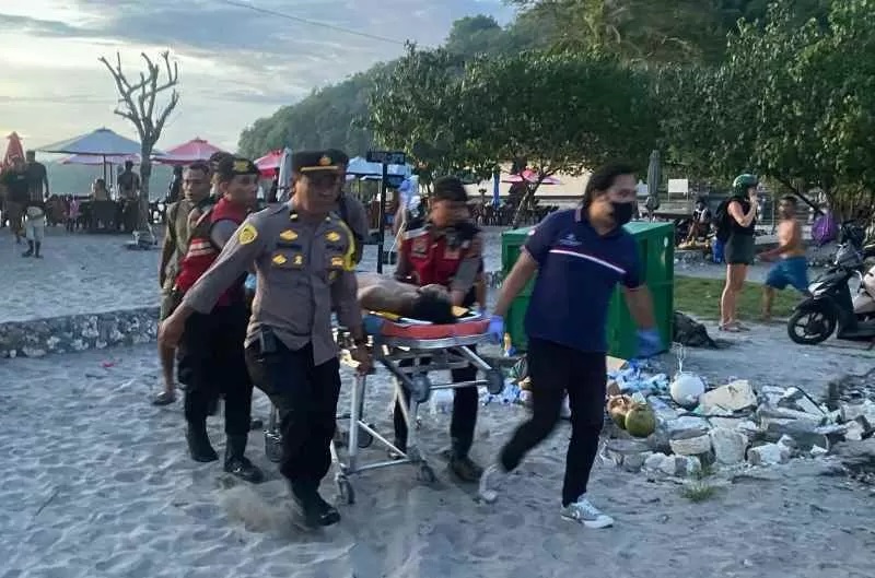 MENINGGAL : Made Suardana saat dievakuasi petugas ini akhirnya meninggal. (Foto: Humas Pemkab Klungkung)