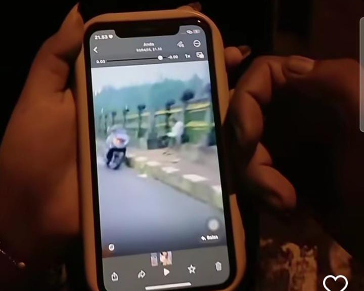 Seorang warga menunjukkan rekaman perempuan sebelum  nekat ulah pati