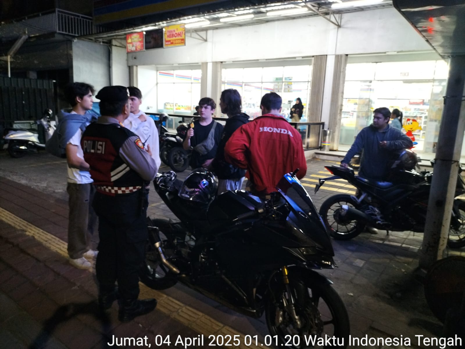 TEGUR: Polisi menegur sejumlah WNA yang mengendarai sepeda motor besar sejenis Ninja dan lainnya di Bualu. (Bali Express/Istimewa)