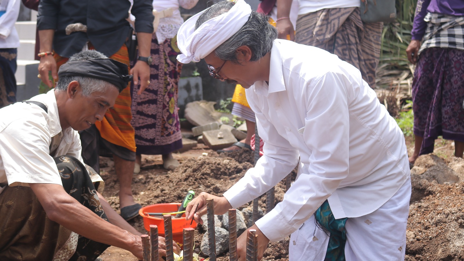 Ketua STAHN Mpu Kuturan Singaraja, Prof. Dr. I Gede Suwindia, M.A saat meletakkan batu pertama pembangunan Gedung Pascasarjana Kampus Kresna, Jumat (4/4)
