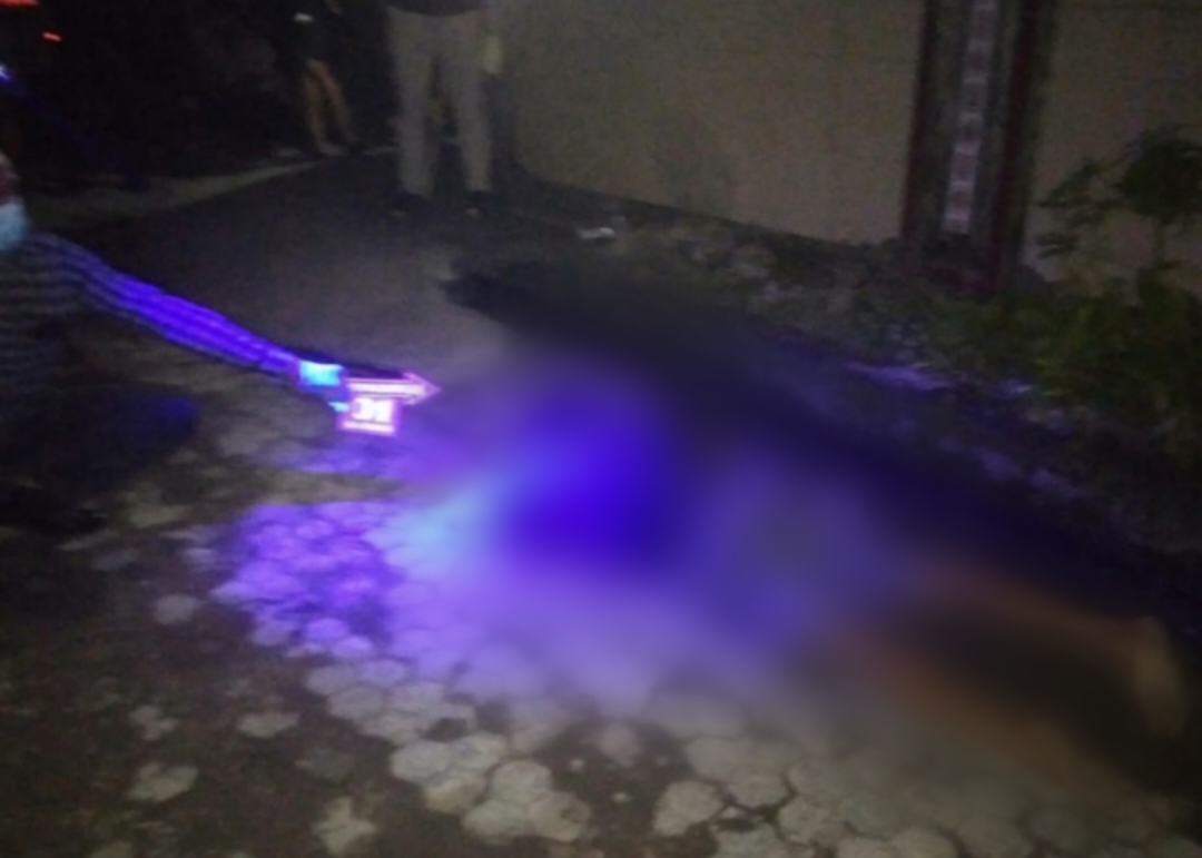 Sebuah insiden berdarah terjadi di sebuah rumah kos di Jalan Raya Udayana, Desa Bedulu, Kecamatan Blahbatuh, Gianyar, pada Kamis malam (3/4/2025).