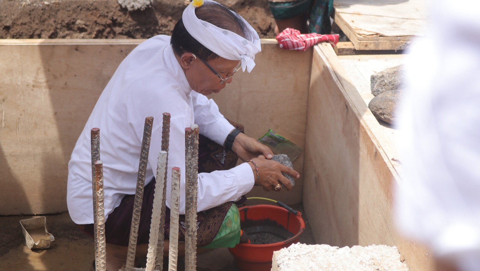 Dirjen Bimas Hindu, Prof. Dr. Nengah Duija saat meletakkan batu pertama untuk pembangunan gedung pasca sarjana Kampus Kresna, STAHN Mpu Kuturan Singaraja pada Jumat (4/4)