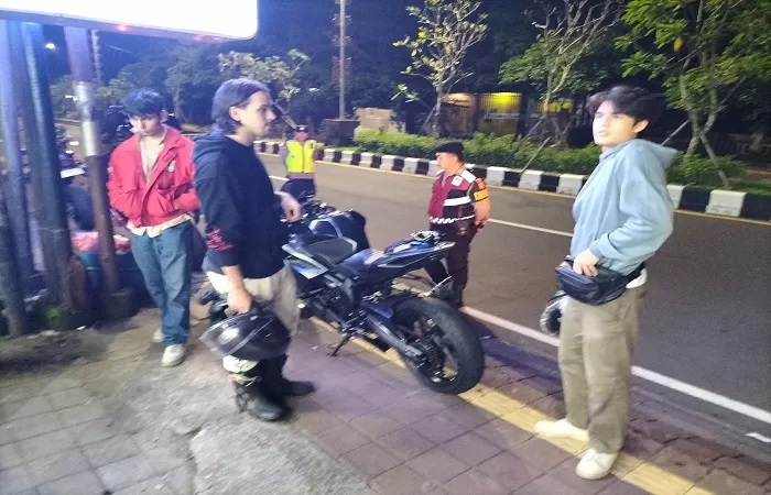 Pihak Kepolisian bubarkan kelompok WNA yang akan gelar balap liar di depan Indomaret, tepatnya di depan LPD Bualu, Jumat (4/4) kemarin. (Istimewa.)
