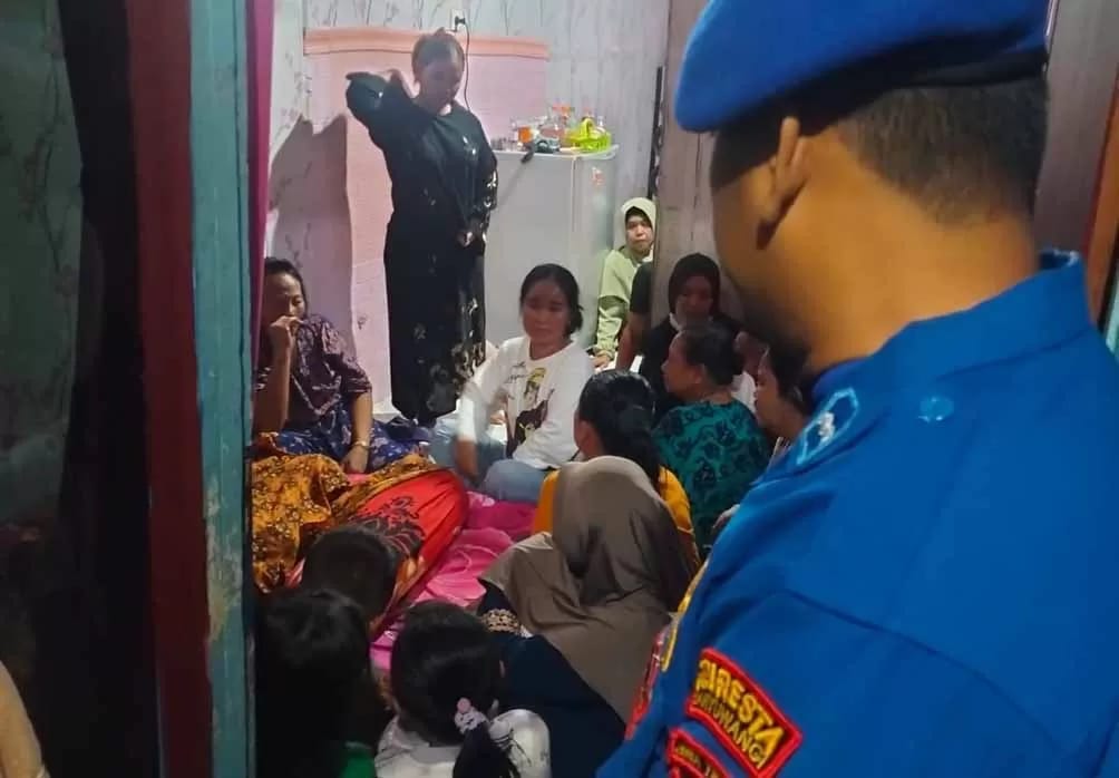 Anggota Satpolairud Polresta Banyuwangi mengunjungi rumah duka korban terseret ombak Pantai Seranit di Kelurahan Kampung Mandar, Banyuwangi, Kamis malam (3/4/2025).